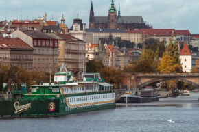 Admiral Botel, Prague